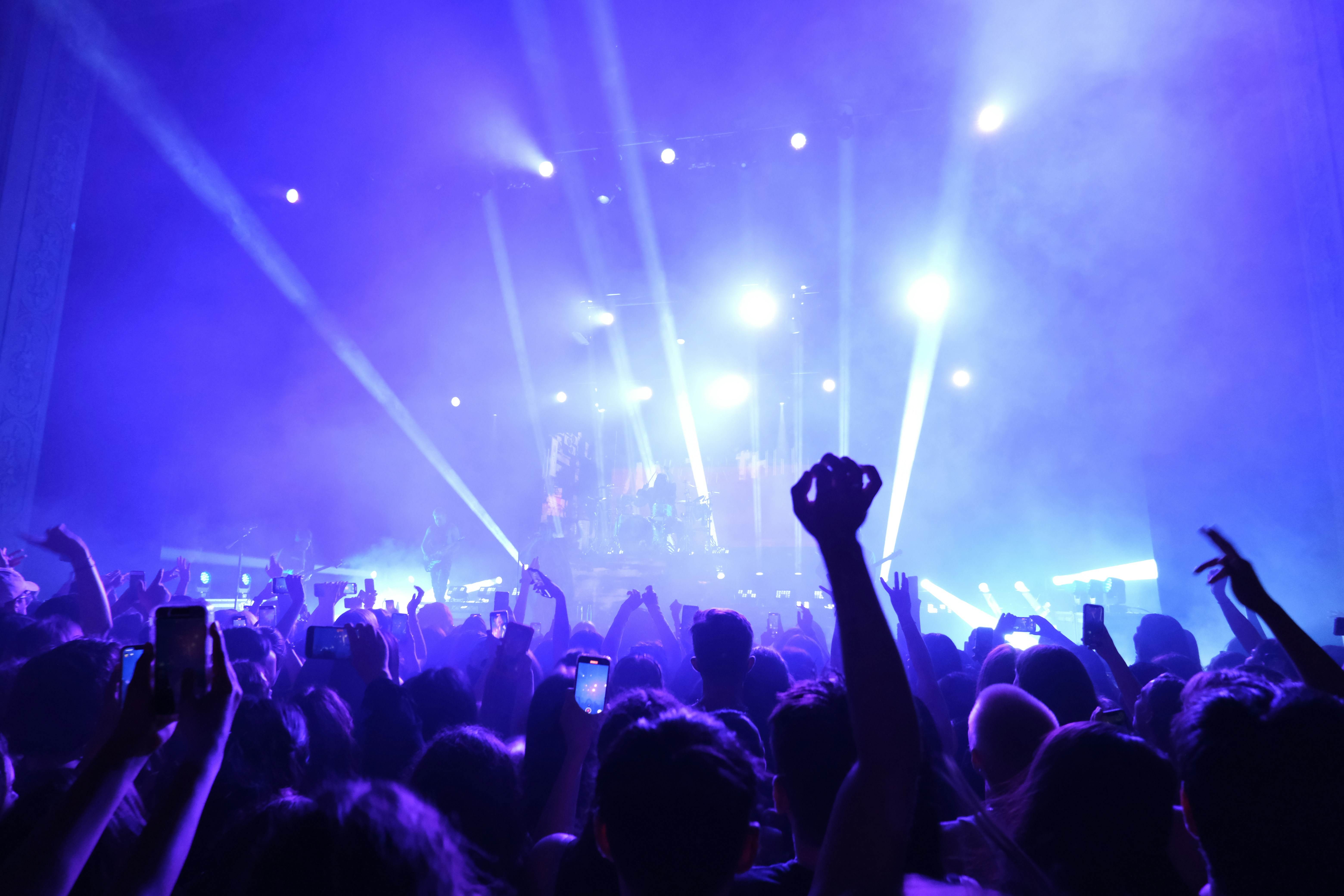 Liniker: voz, presença e emoção que atravessa o palco